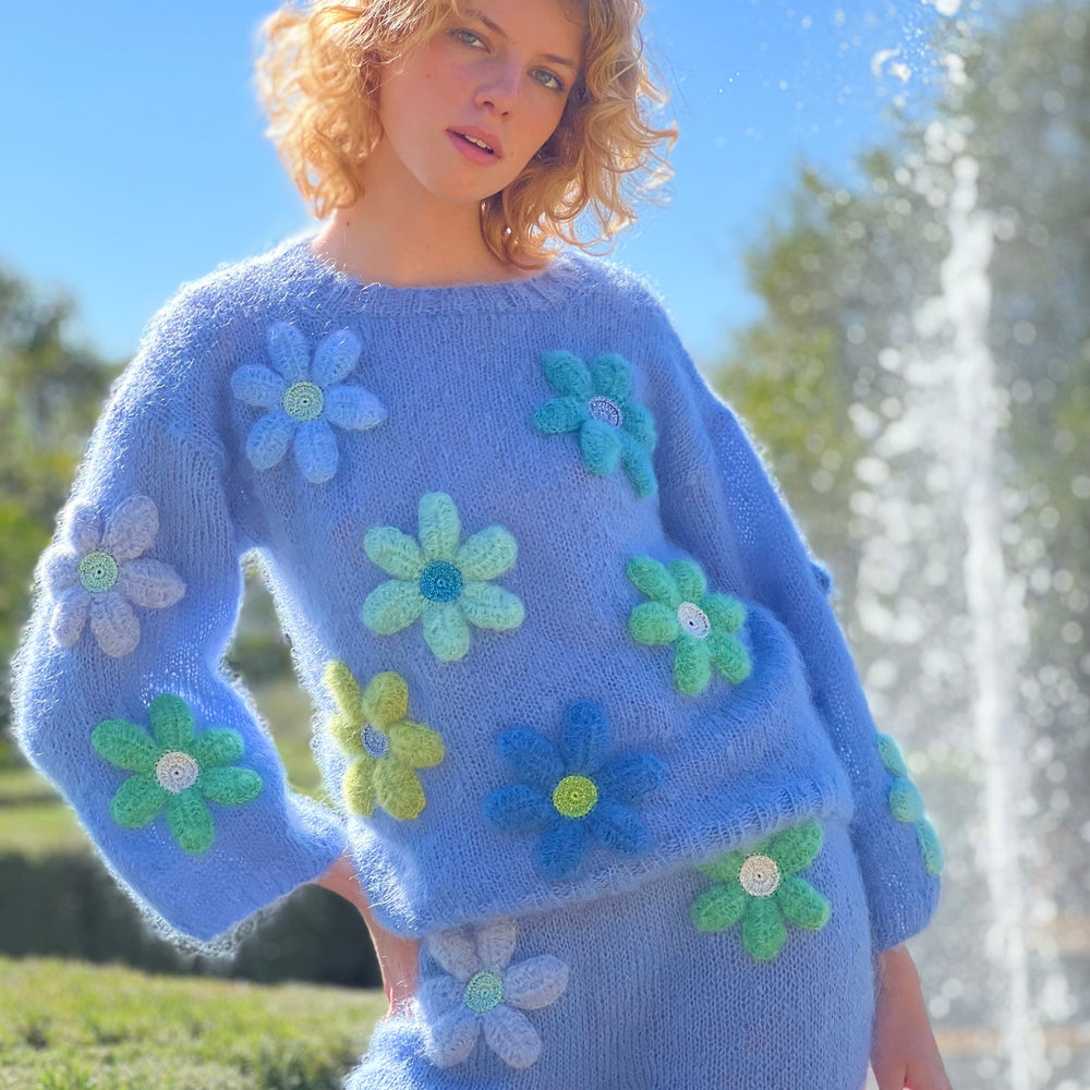 
                  
                    SWEATER FREE FLOWERS BLEU
                  
                
