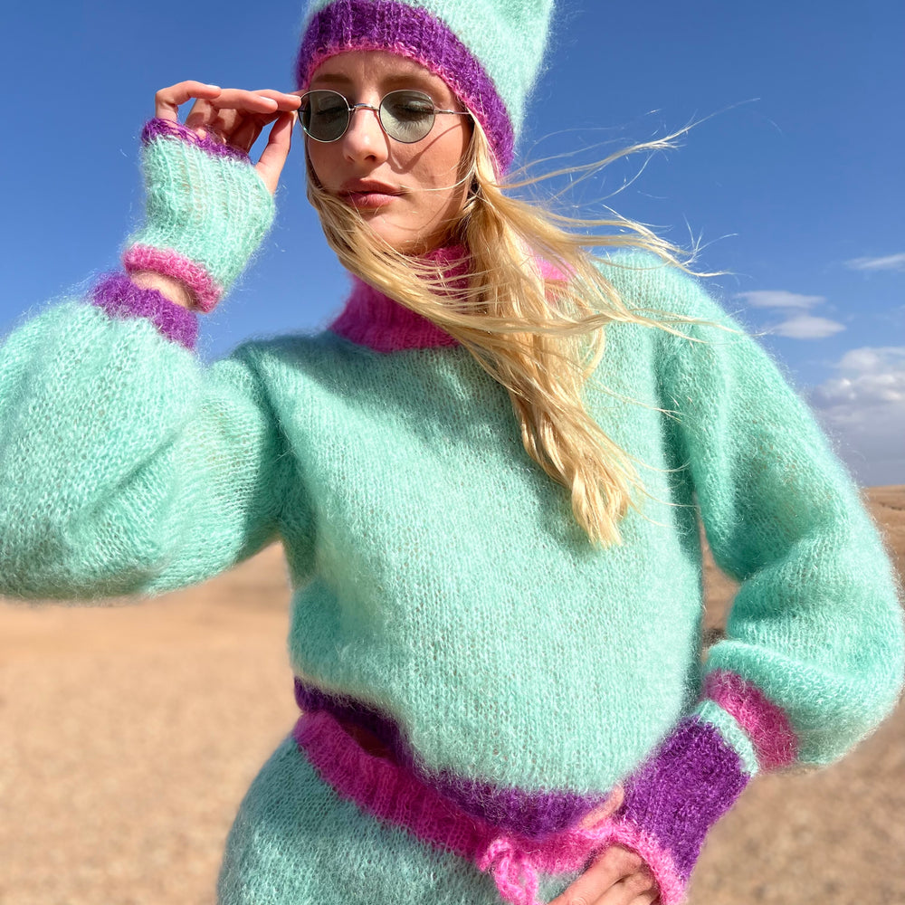 
                  
                    SWEATER HIGHNECK COLORBLOCK AQUA
                  
                