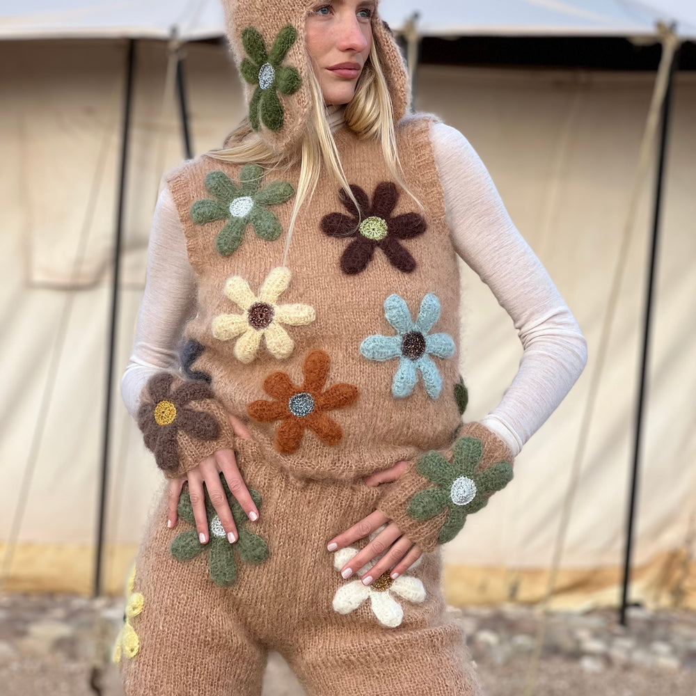 
                  
                    SHORT FREE FLOWERS BEIGE
                  
                