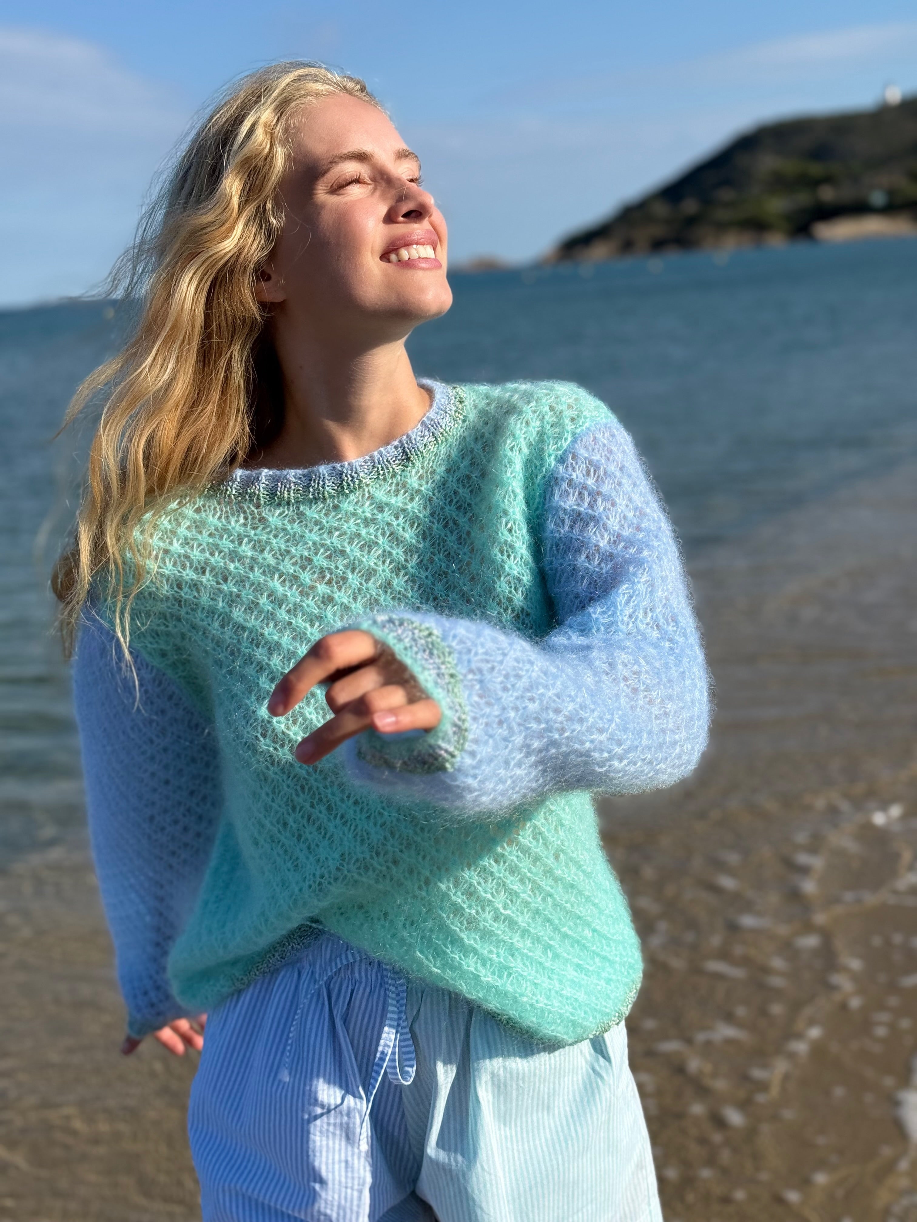 vintage rose knit 8900→ Ravelry: Rose pattern by Andrea Mowry