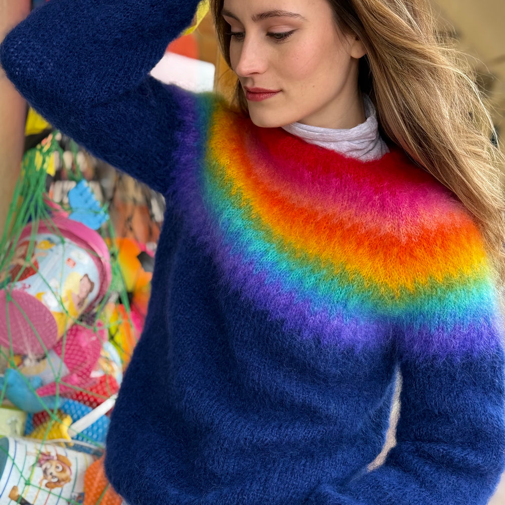 
                  
                    SWEATER RAINBOW STRONGS
                  
                
