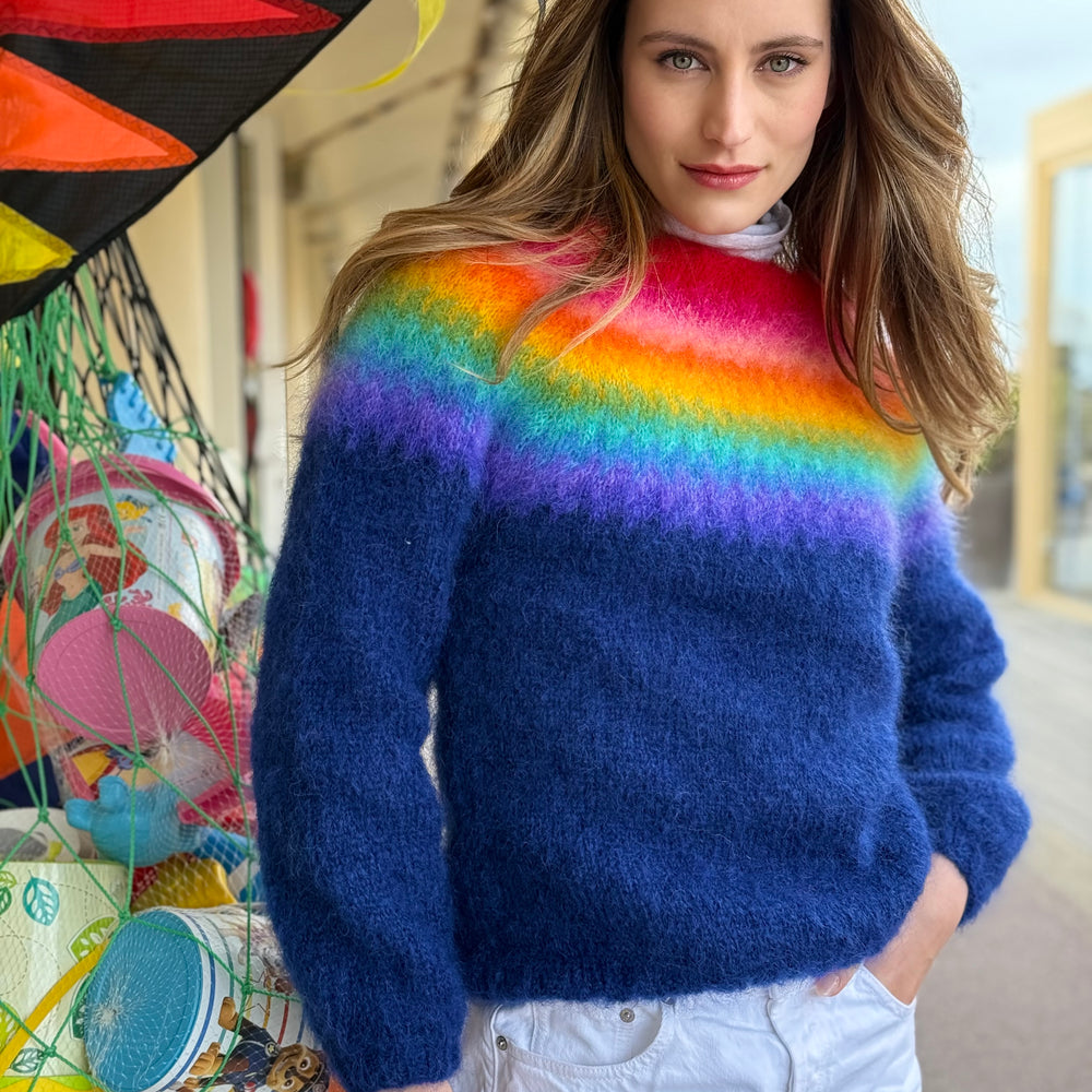 
                  
                    SWEATER RAINBOW STRONGS
                  
                