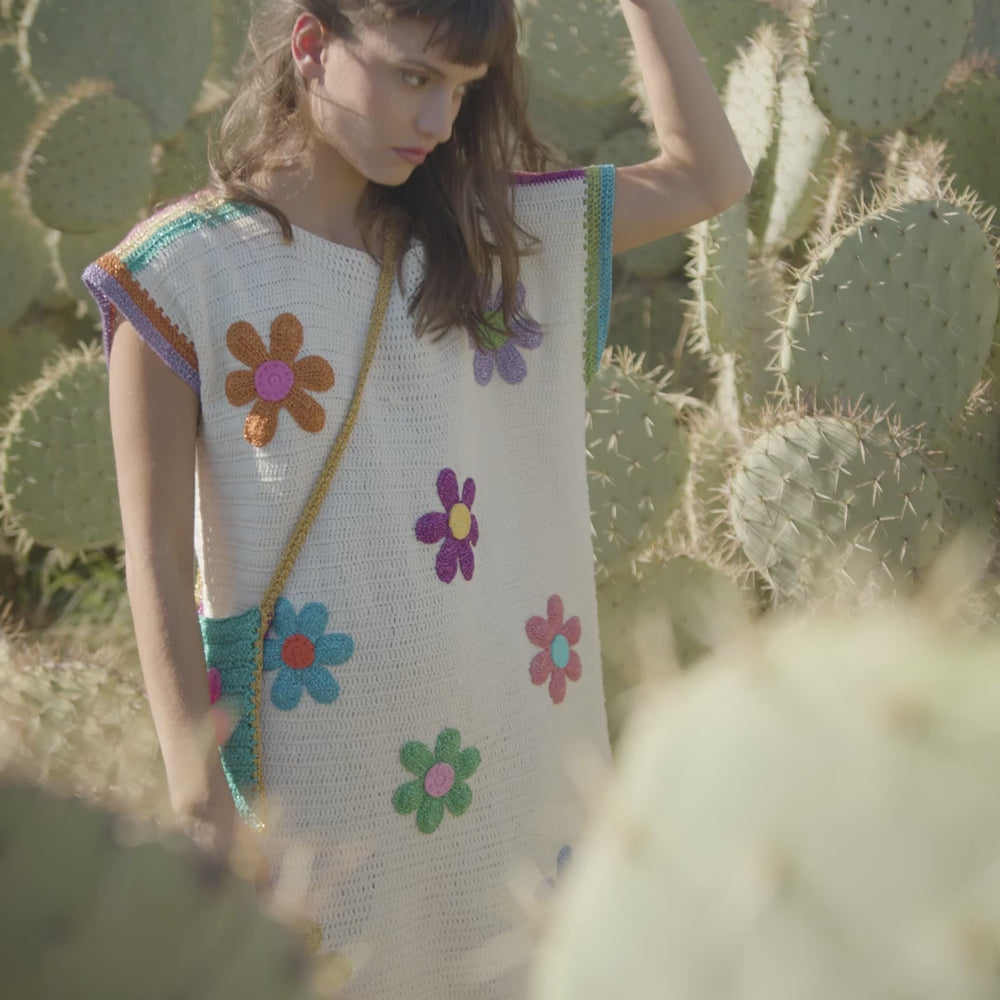 
                  
                    Load and play video in Gallery viewer, DRESS NO SLEEVES FREE FLOWERS ECRU
                  
                